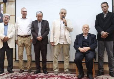 به احترامشان خبردار